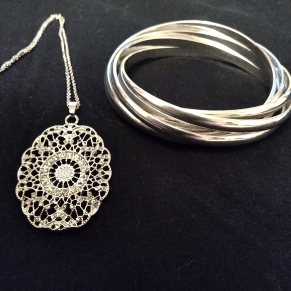 Silvertone necklace and interwined bangles - Picture 2 of 9